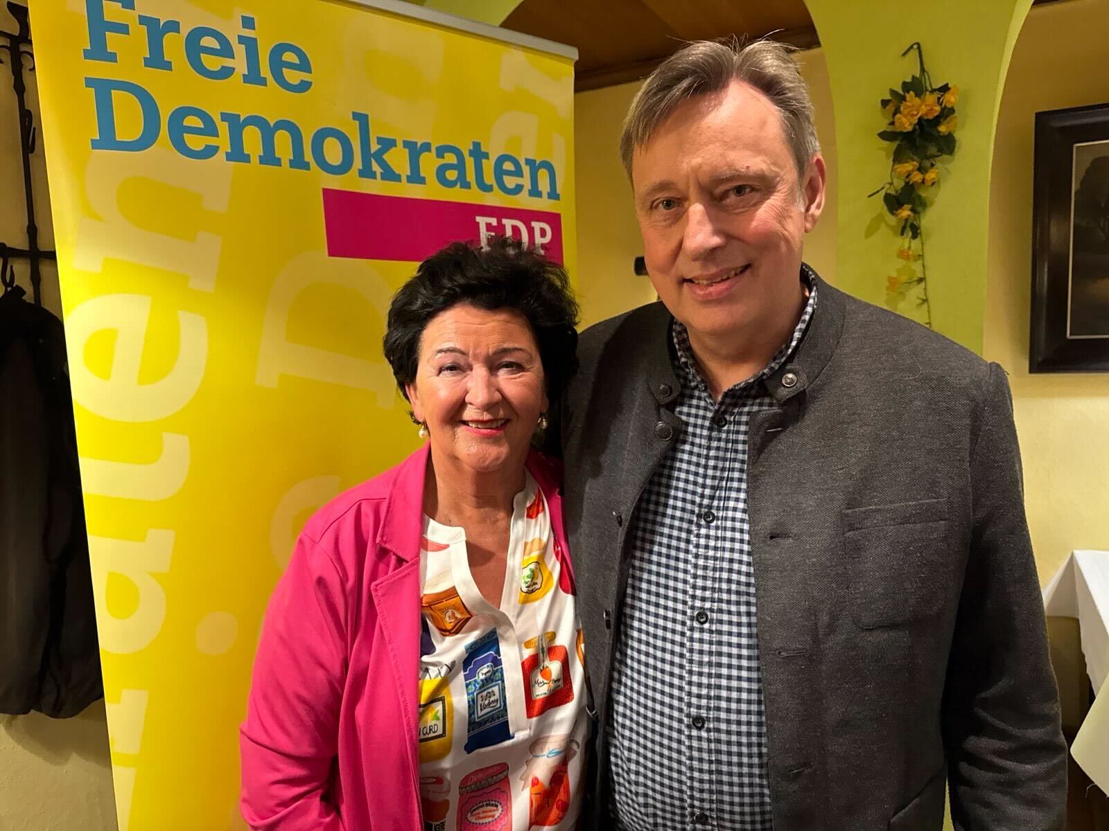 Foto von Christiane Ratjen-Damerau und Gero Büsselmann am Rande des Kreisparteitages. Foto: FDP Oldenburg-Stadt